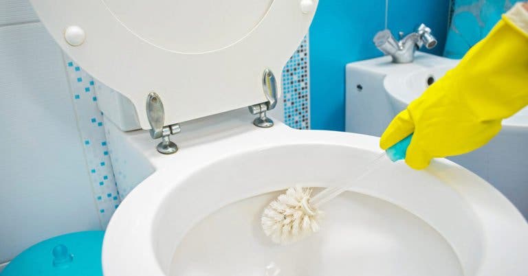 Comment nettoyer et blanchir la lunette jaunâtre des toilettes 3