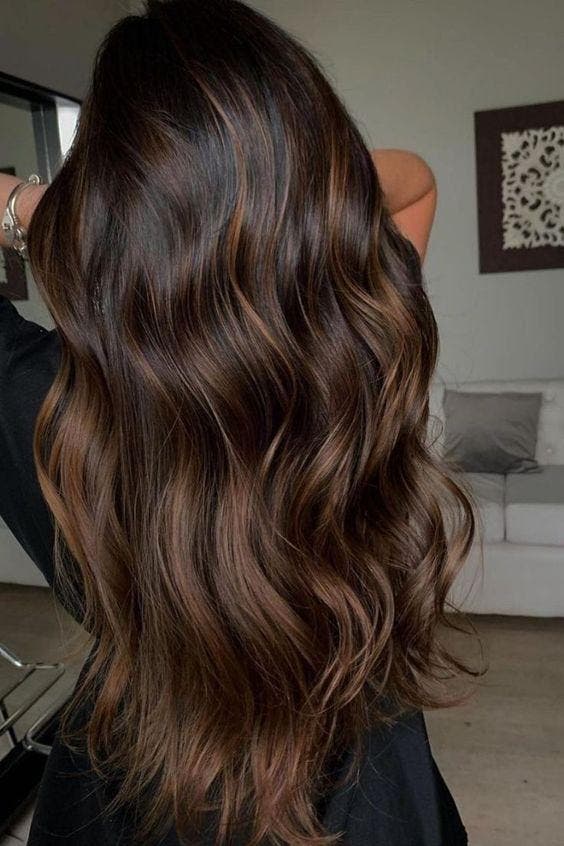 Balayage caramel sur cheveux bruns en cascade