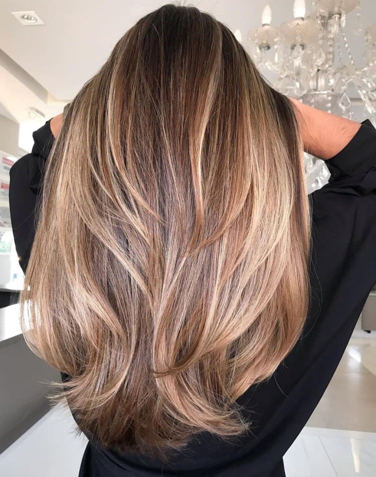 Coupe en forme de U avec des mèches blond caramel