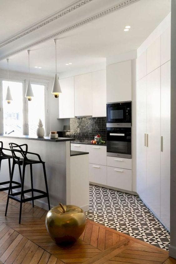 Tile and parquet flooring in the kitchen