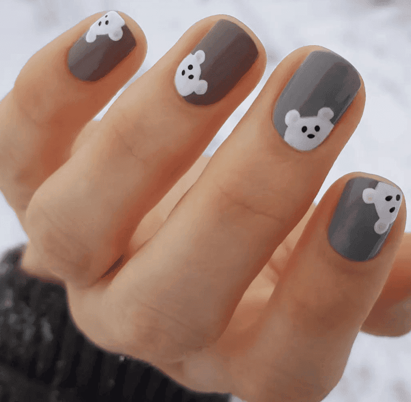 Manucure avec des motifs “ours polaires”