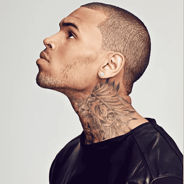 Tatouage d’un chef amérindien sur le cou de Chris Brown