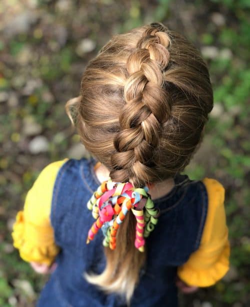 Coiffure pour les tout-petits avec tresse facile et accessoire coloré