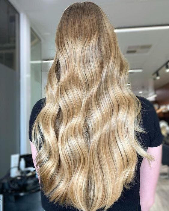 Cheveux longs dégradés d’un blond doré brillant