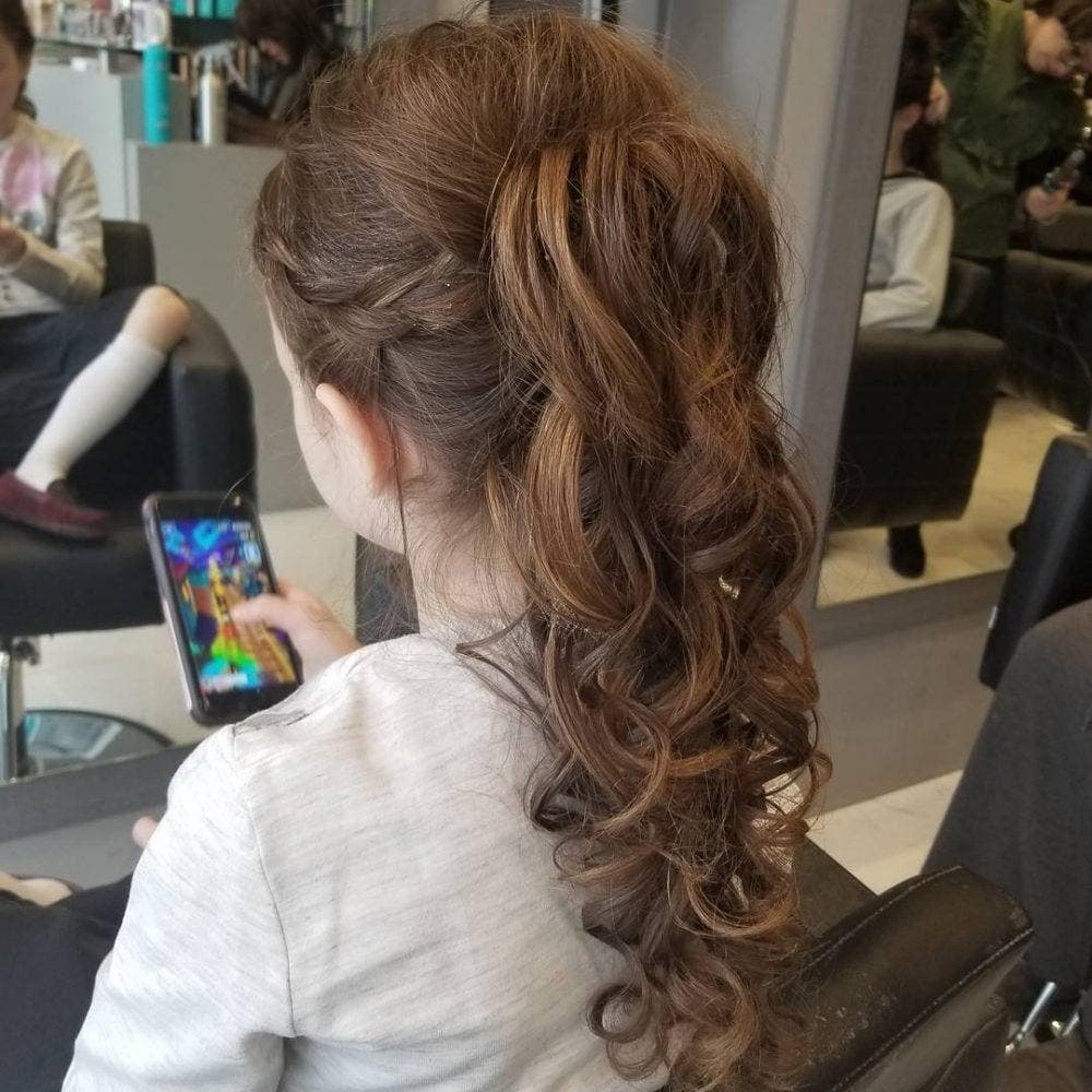 Coiffure de fête pour fille avec queue de cheval stylée