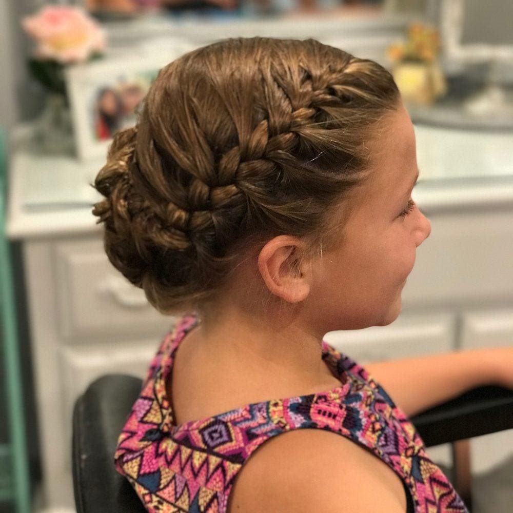 Coiffure pour filles avec tresse française latérale et chignon