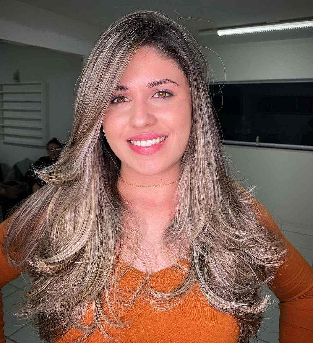 Coupe dégradée avec balayage blond cendré et frange peignée sur le côté