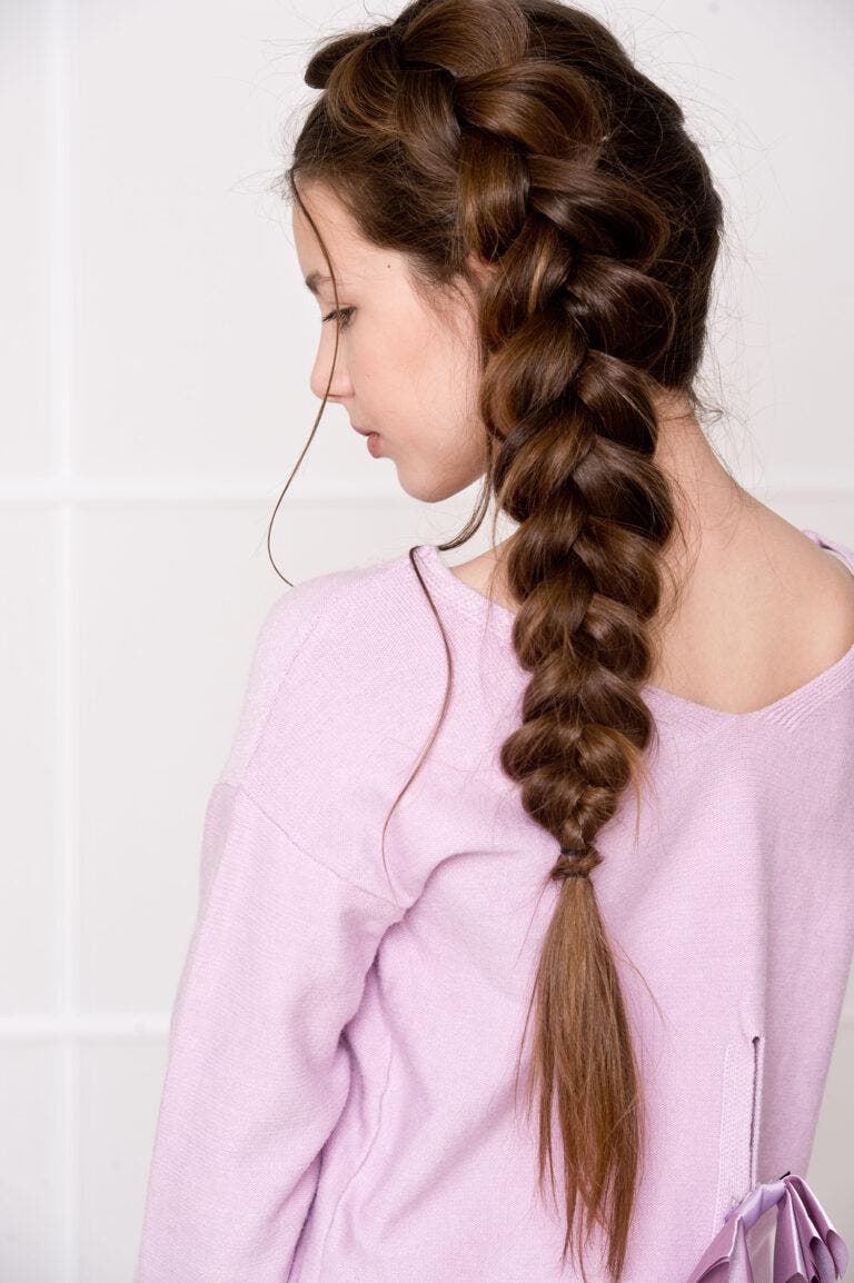 Coiffure pour filles avec une tresse hollandaise latérale sur cheveux longs