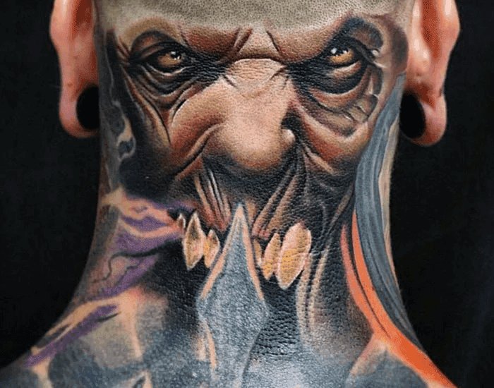  Tatouage de portrait effrayant sur la nuque