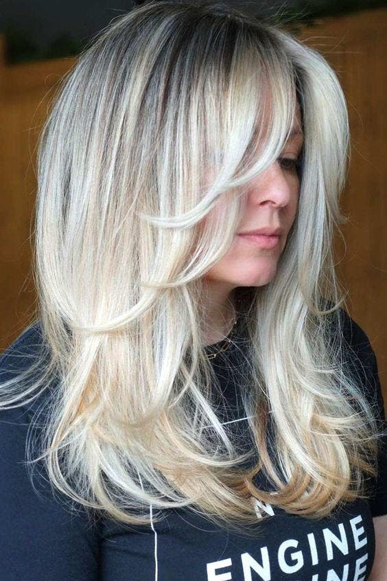 Cheveux longs blond platine dégradés