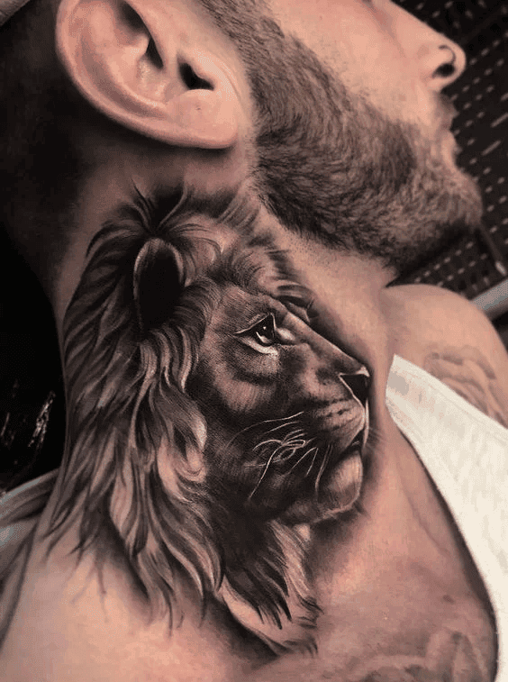 Tatouage d’un lion sur le cou et la nuque