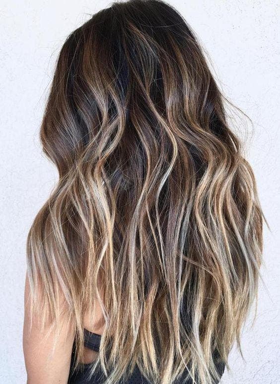 Cheveux longs ondulés avec un effet wavy