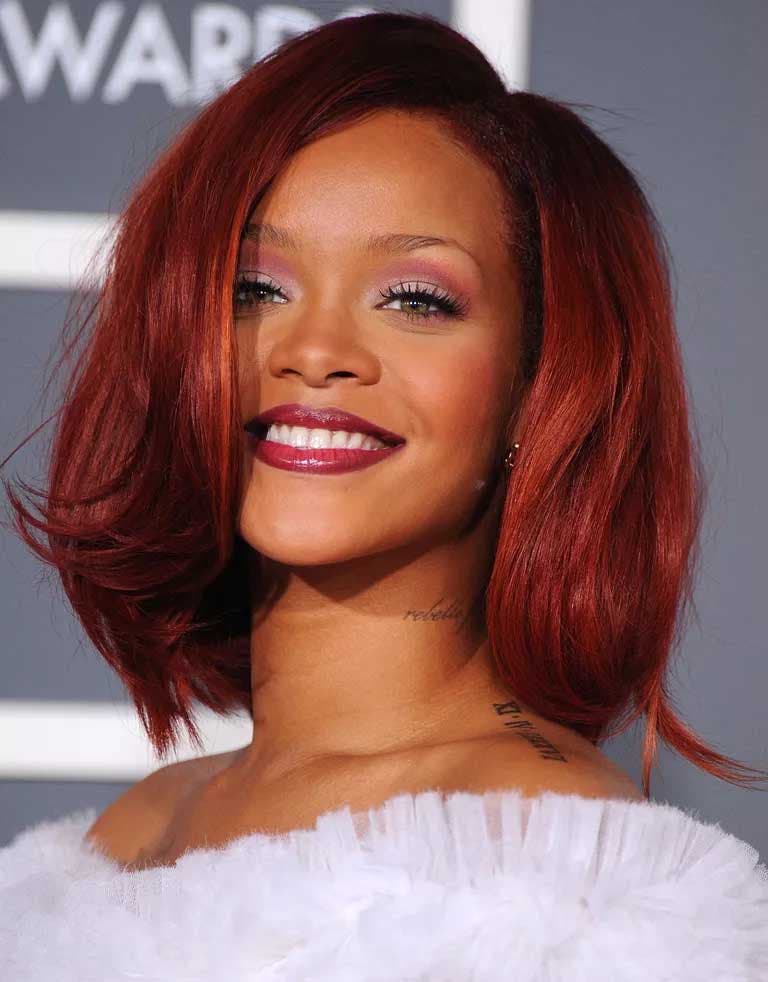 Lob bouffant rouge cerise de Rihanna