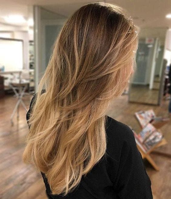  Coupe dégradée sur cheveux avec balayage blond beige doré