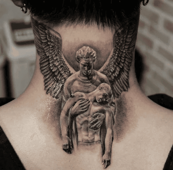Tatouage ange gardien sur la nuque