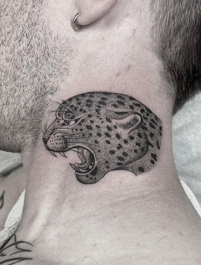 Tatouage de Jaguar noir et gris entre le cou et la nuque