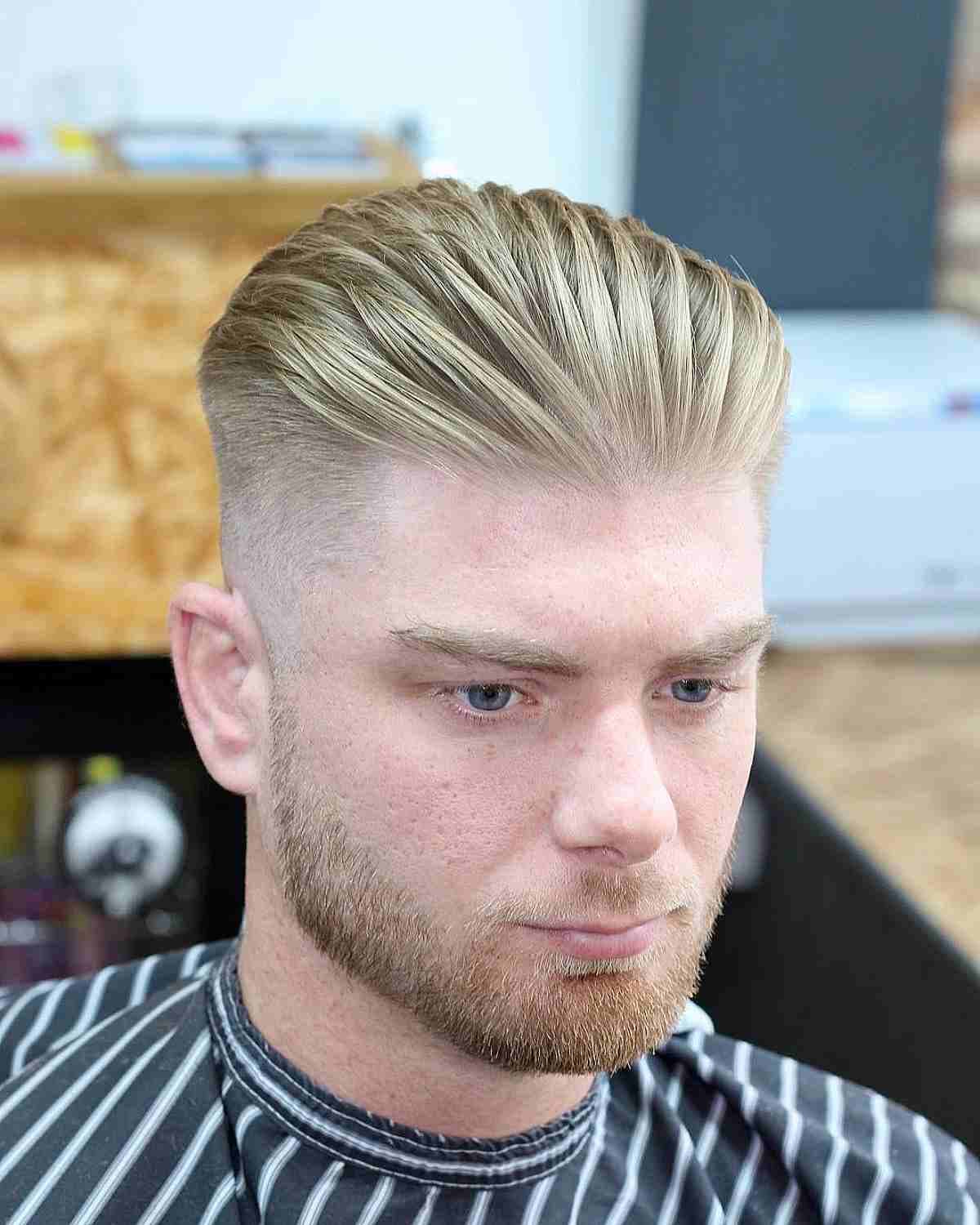 La coupe slick back rasée sur les côtés