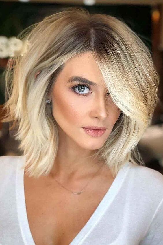 Bob latéral avec un balayage blond doré