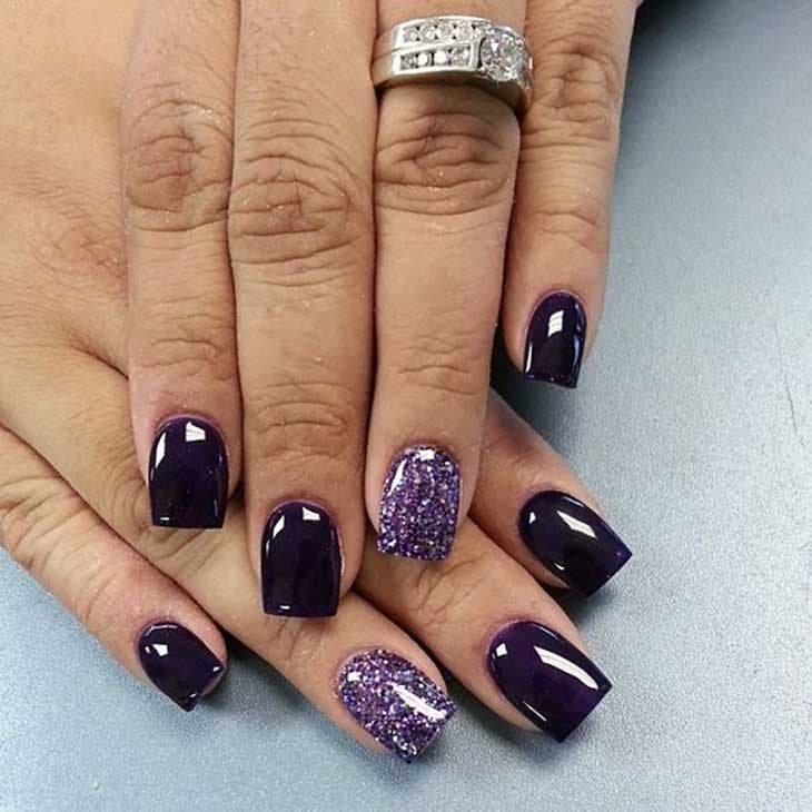 Vernis à ongles en violet foncé et paillettes violettes