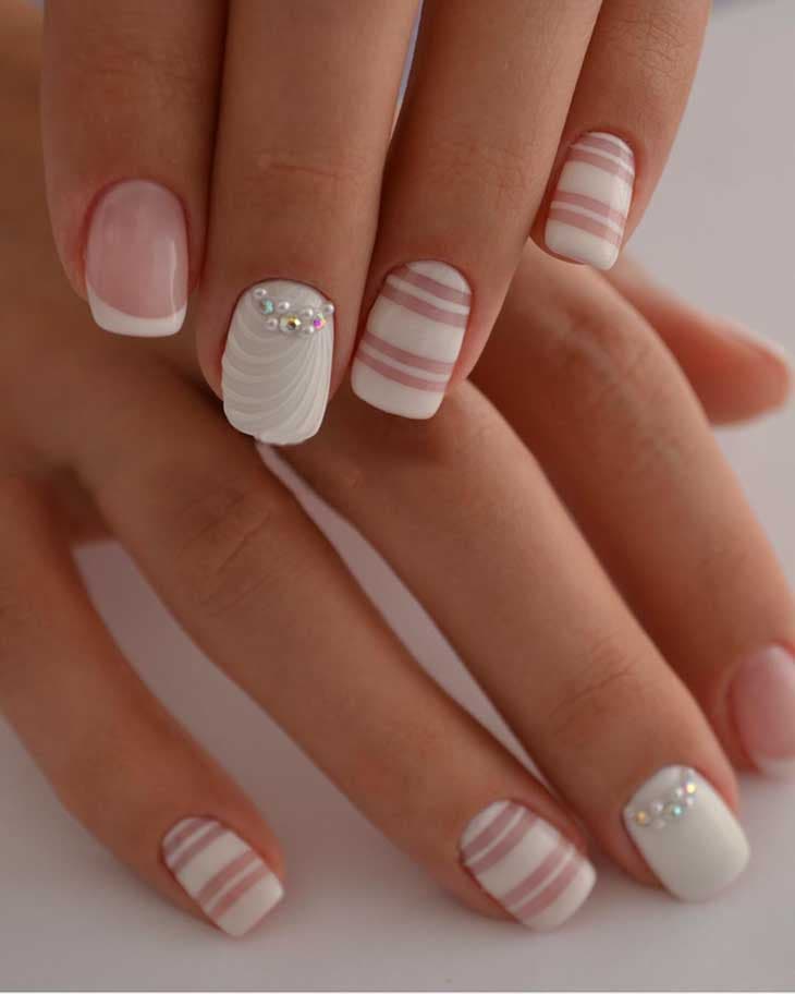 French manucure, vernis en 3d blanc avec strass et rayures blanches