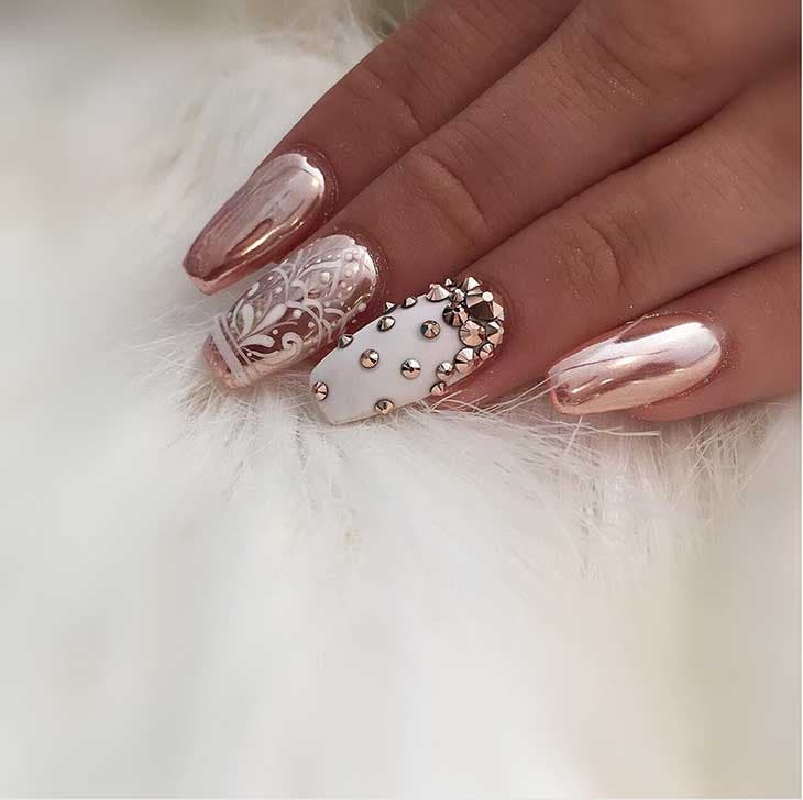 Vernis à ongles en gel blanc et cuivre avec motif floral et strass