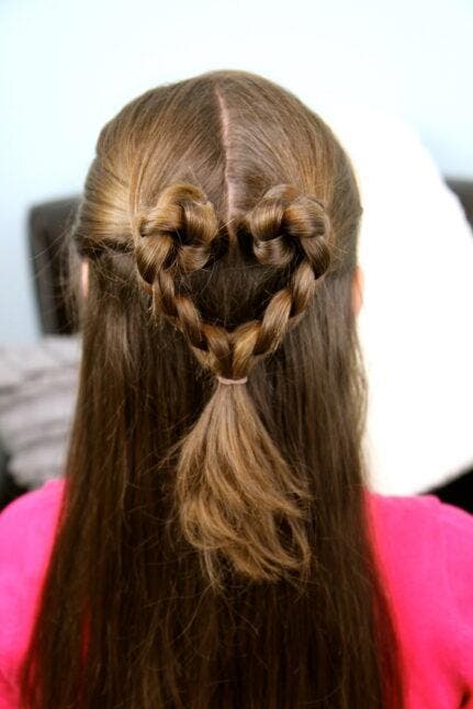 Coiffure pour filles avec une tresse en forme de cœur