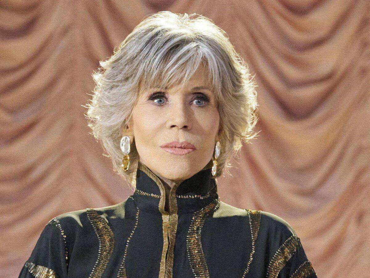 La coupe carrée balayée vers l’arrière en blond glacé de Jane Fonda