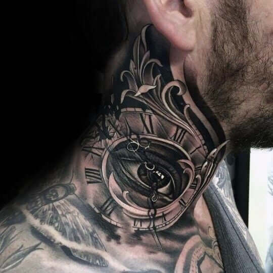 Tatouage d'un oeil et d’une horloge