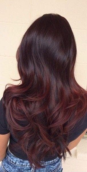 Dégradé subtil pour les cheveux rouge prune
