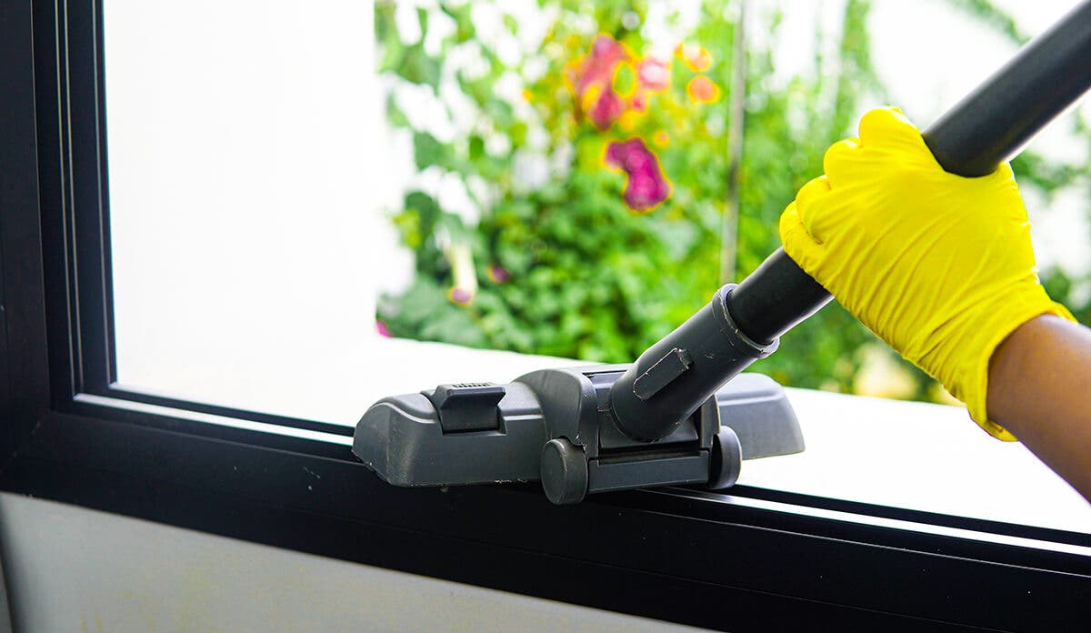 Passer un aspirateur sur les coins des fenêtres 