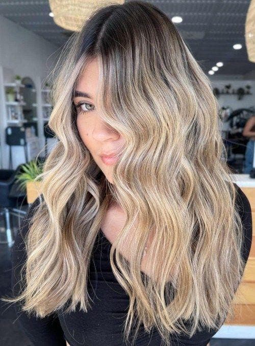 Cheveux dégradés effet wavy avec ombré blond