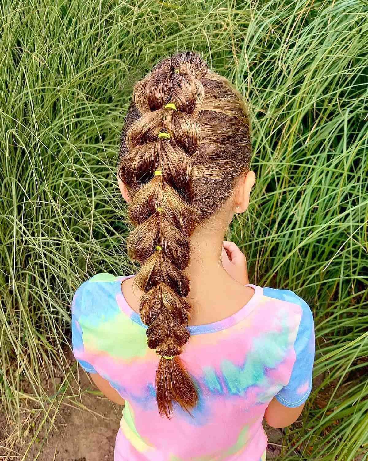 Coiffure pour filles avec queue-de-cheval tressée sur cheveux longs