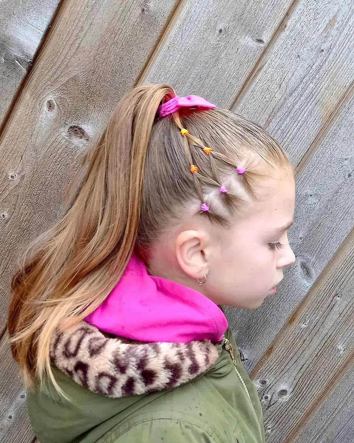 Coiffure pour filles avec queue-de-cheval haute et élastiques colorés