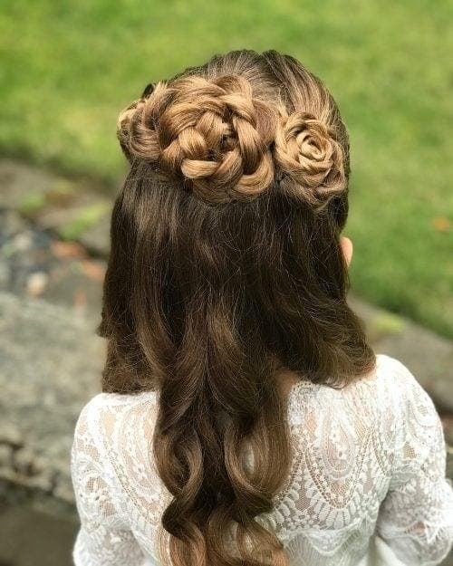 Coiffure pour filles avec un demi-chignon en fleurs pour les occasions spéciales