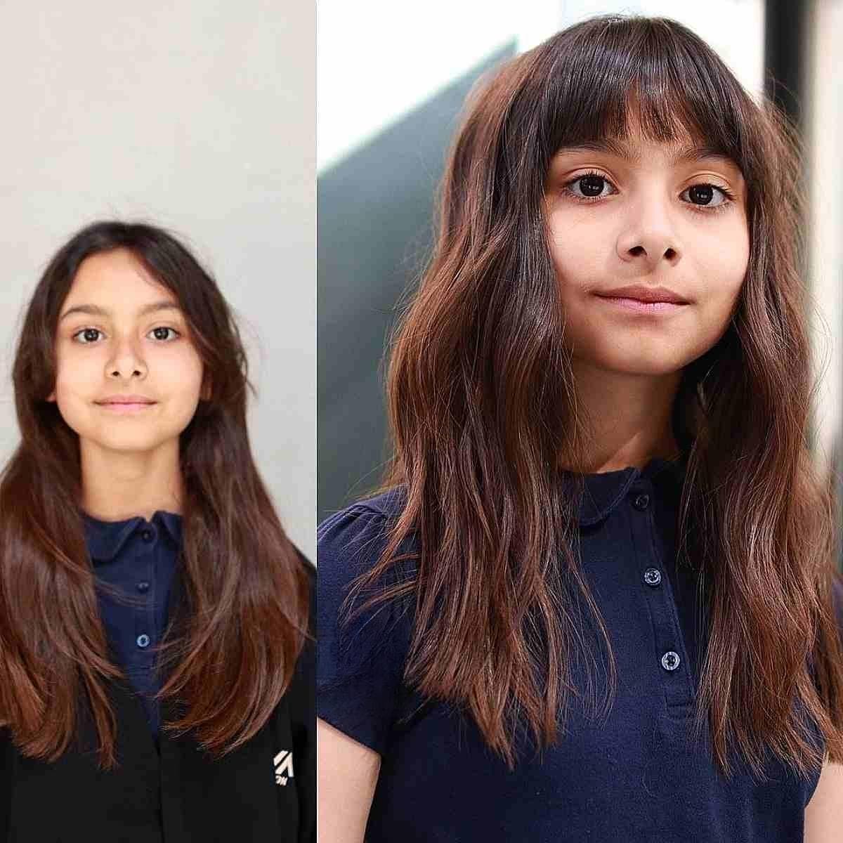 Coiffure pour filles avec cheveux longs ondulés et frange droite