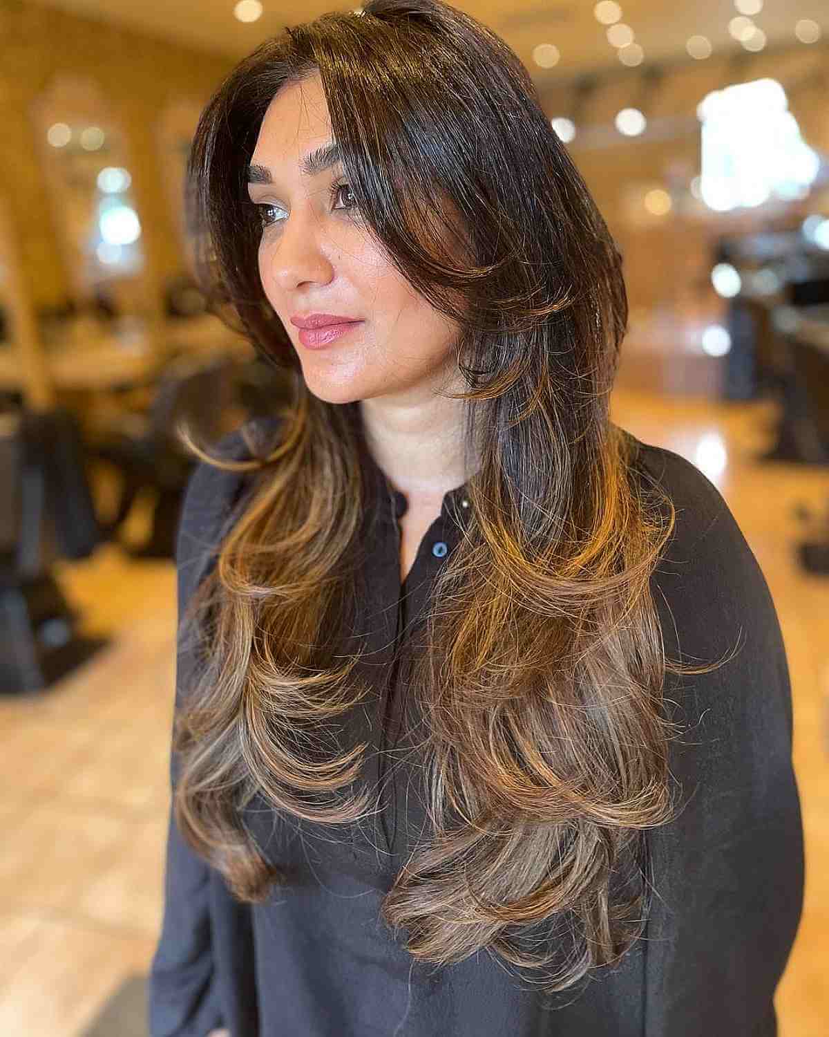  Longs cheveux bruns avec pointes ondulées et balayage caramel