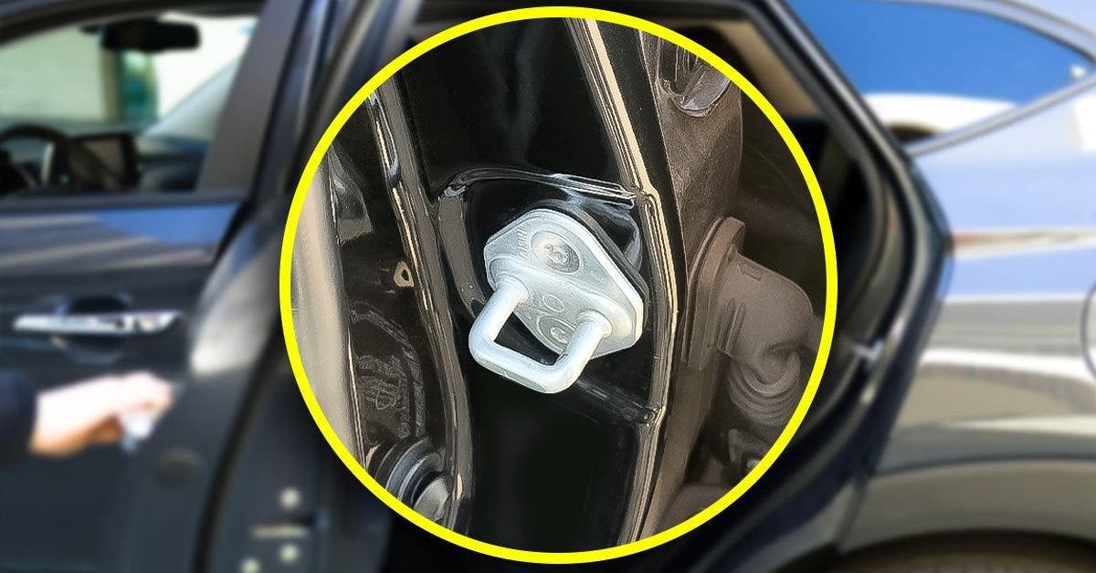 À quoi sert le crochet sur la porte de la voiture ?