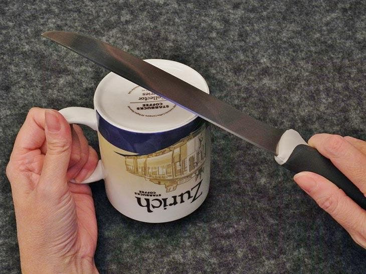 Afie a faca com uma xícara 