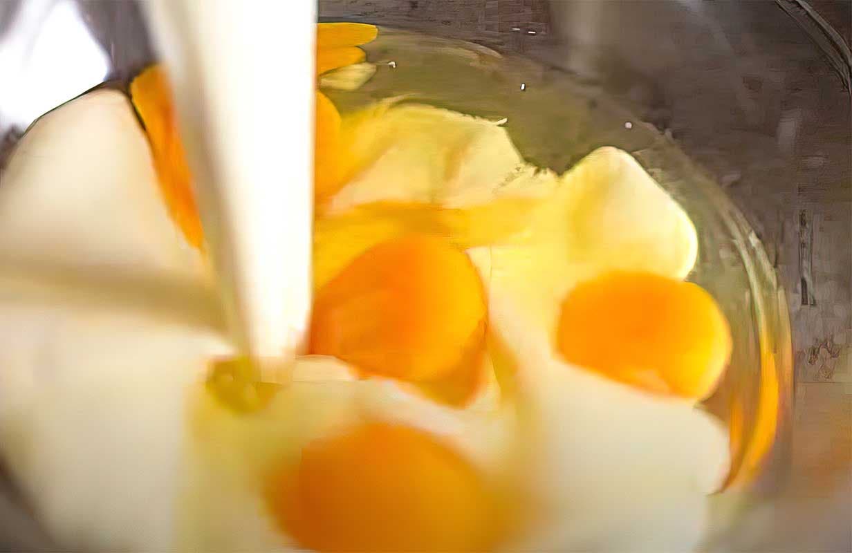 Ajouter les œufs et la crème liquide.