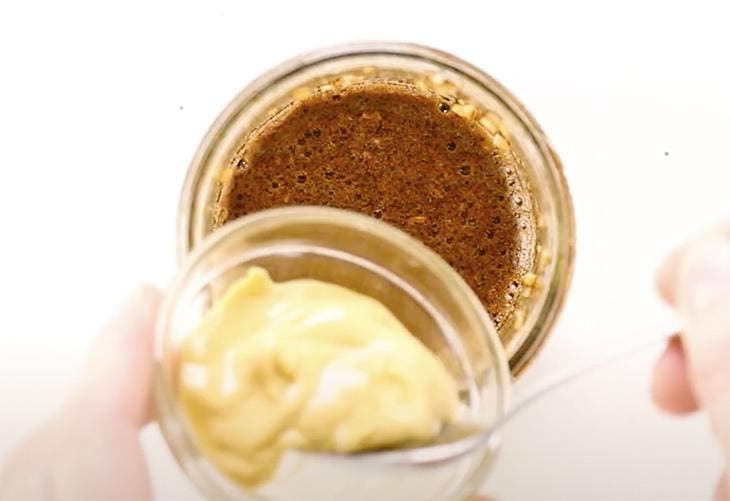 Ajoutez de la moutarde dans la vinaigrette balsamique