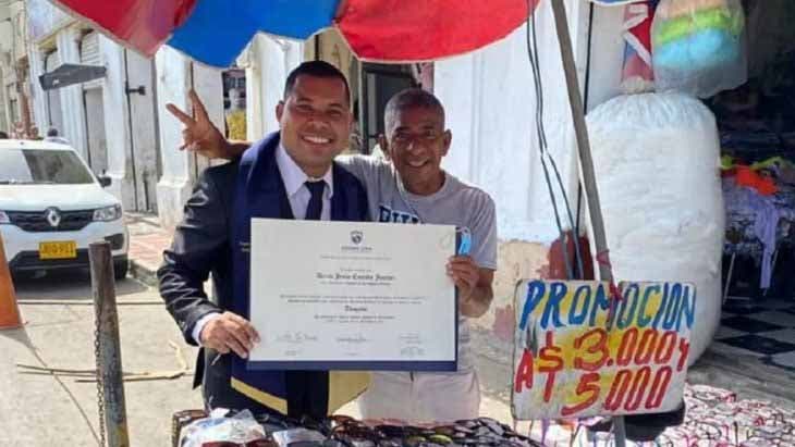 Alexis célébrant son diplôme d’avocat avec son père