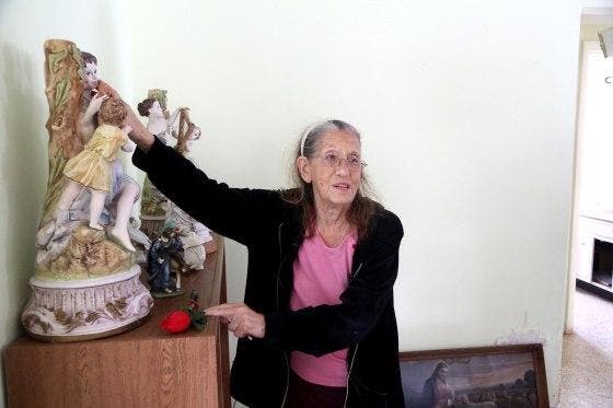 Angie Tyma et des statues italiennes offertes par sa mère