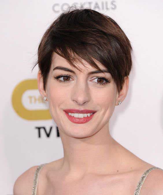 Anne Hathaway avec une coupe Pixie