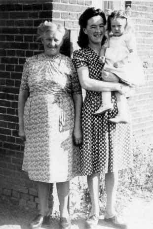 Annie en tant que jeune enfant avec sa mère biologique et sa grand-mère