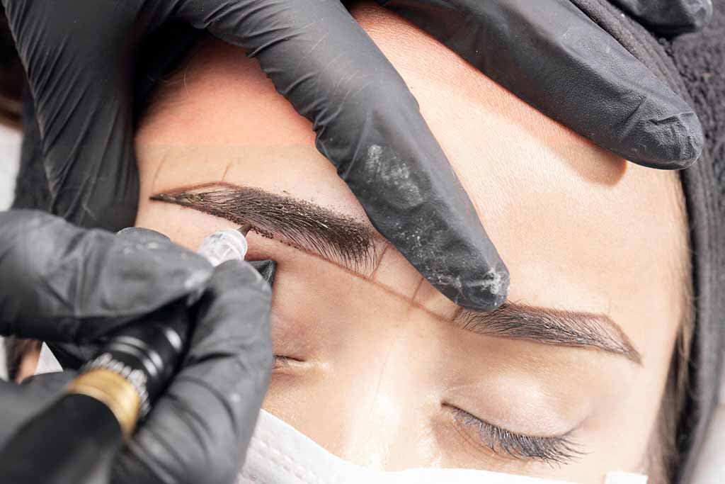 Application du maquillage semi-permanent sur les sourcils