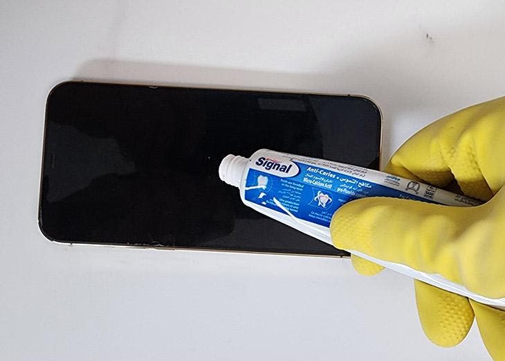 Appliquer du dentifrice sur l’écran du téléphone