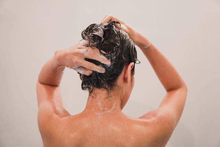 Appliquer du shampoing sur les cheveux – source : spm