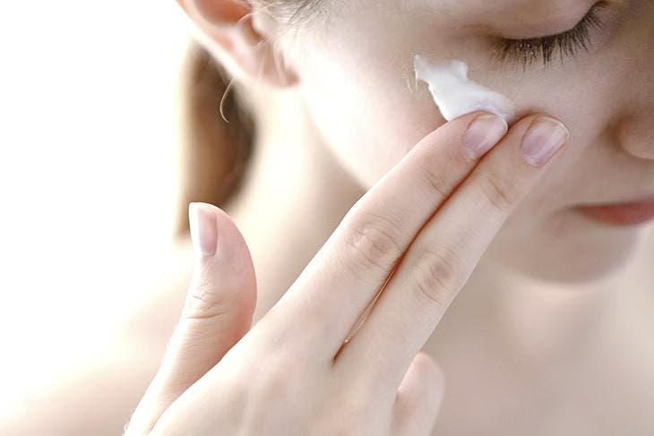 Appliquer une crème sur le visage