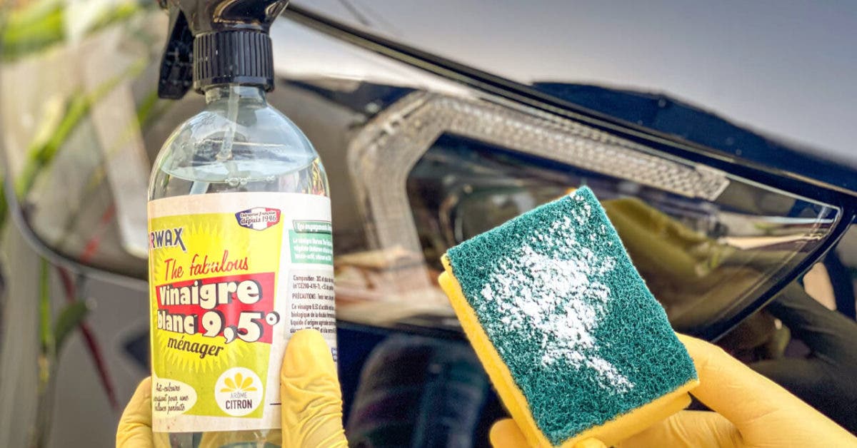 Appliquez le spray nettoyant à base de vinaigre sur les phares de la voitures