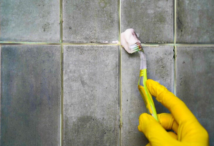 Appliquez une pâte de bicarbonate sur les joints jaunis de la salle de bain